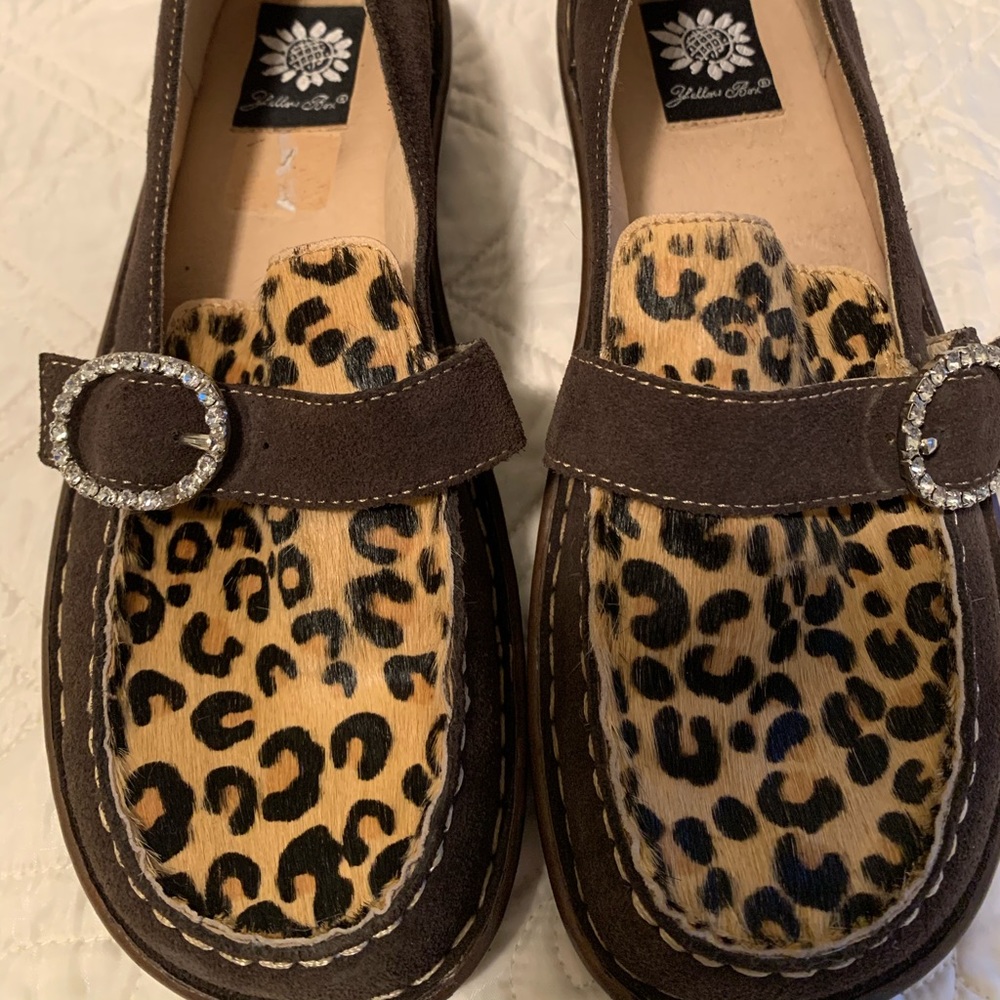 🍁 Yellow box leopard slip ons